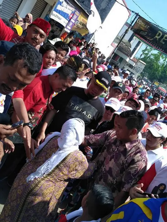 Selain sang istri yang setia dan mendukung keputusan Dhani terjun ke dunia politik, terlihat juga putranya. Yang ikut menemani saat ayahnya menyaksikan pertandingan bola. (Instagram/ahmaddhaniprast)