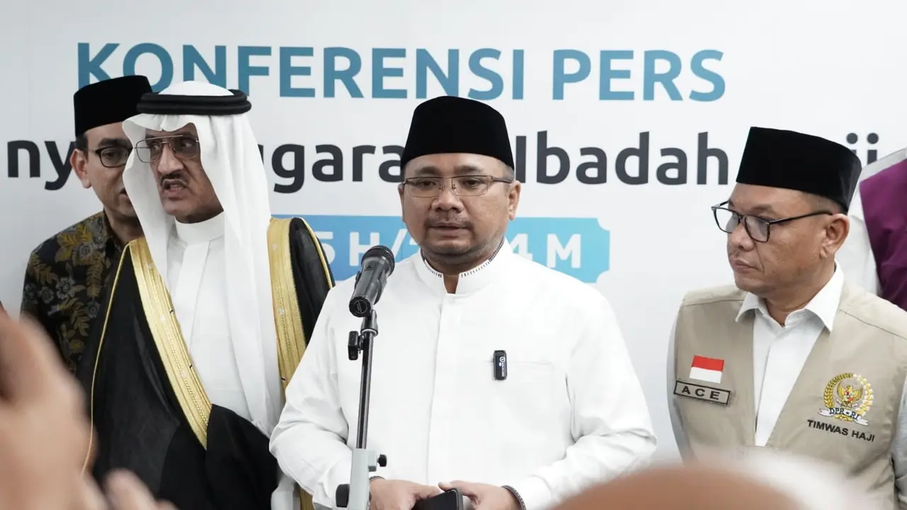 Menteri Agama Yaqut Cholil Qoumas saat memberikan keterangan pers usai meninjau layanan fast track di Bandara Soekarno-Hatta sekaligus melepas keberangkatan kelompok terbang (kloter) pertama jemaah haji Indonesia.
