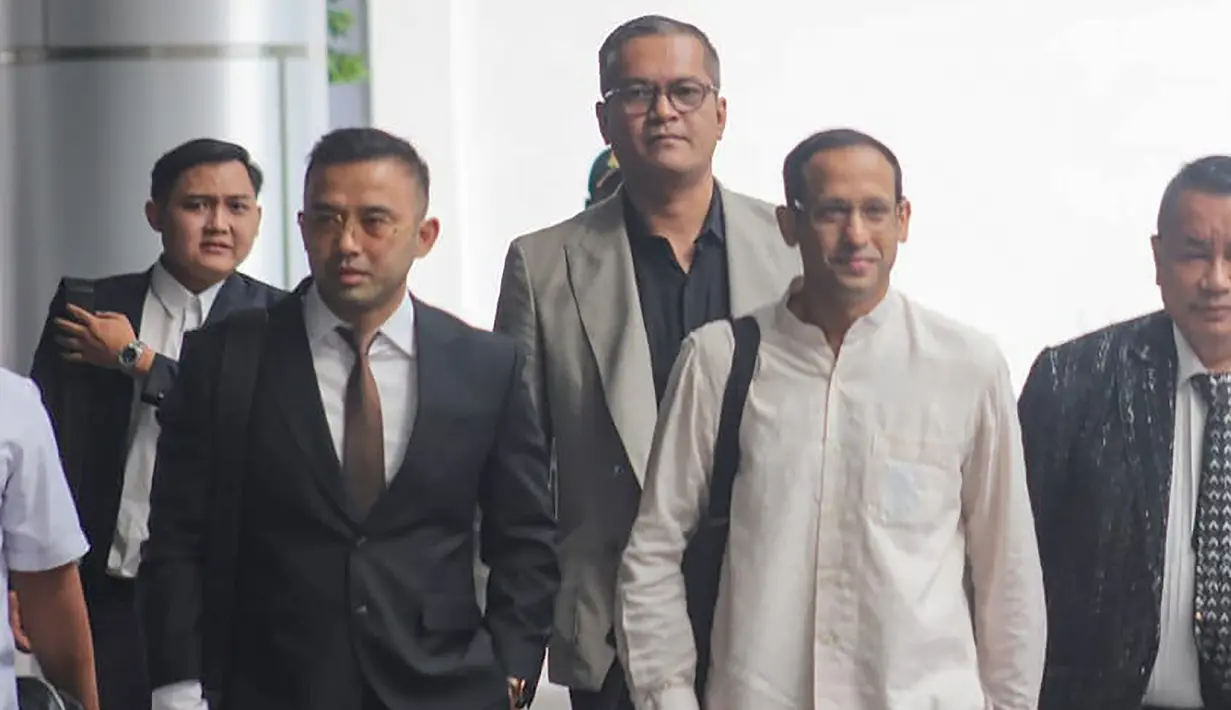 Nadiem Makarim datang bersama tim kuasa hukumnya, salah satunya Hotman Paris, ke Gedung Bundar Jaksa Agung Muda Pidana Khusus Kejagung. (merdeka.com/Arie Basuki)