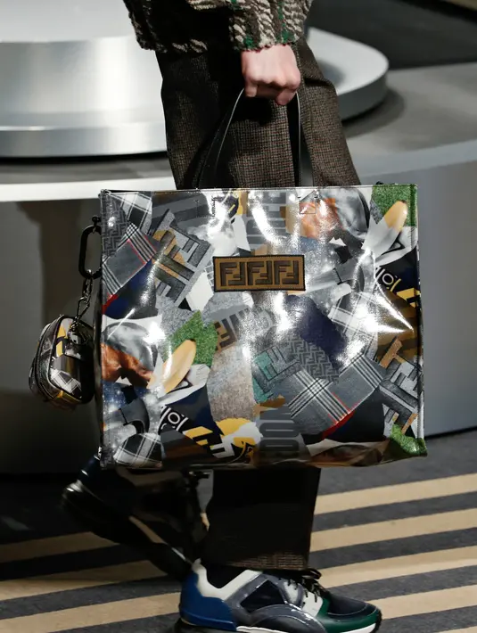 Bosan dengan model tas yang biasa saja? Fendi memberi opsi lainnya untuk menambah gaya Anda. (Liputan6.com/Pool/Fendi)