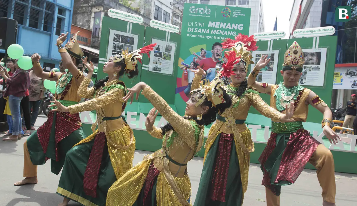 Penampilan tarian daerah saat meramaikan pawai obor Asian Games XVIII di Palembang, Sumatra Selatan, Sabtu (4/8/2018). Sebanyak 53 kota di Indonesia akan dilalui oleh obor Asian Games. (Bola.com/Reza Bachtiar)
