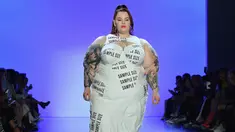 Tess Holliday, model dan aktivis bertubuh gemuk, berjalan di catwalk untuk show Chromat selama New York Fashion Week 2019 pada 7 September 2019. Model berbobot tubuh 137 kg tersebut tampil percaya diri mengenakan gaun panjang putih. (Photo by Angela Weiss / AFP)