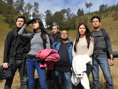 Inilah potret kompak para pemain film 5 cm yang mendaki gunung Semeru. Pendakian mereka di puncak tertinggi di Pulau Jawa itu berlangsung dramatis. Tak ketinggalan romansa antar pemeran juga terlibat dalam petualangan tersebut. (Liputan6.com/IG/@ralineshah).