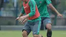 Pemain Timnas Indonesia U-23, Egy Maulana Vikri (kiri) berebut bola saat latihan di Lapangan A Kompleks GBK, Jakarta, Rabu (25/4). Latihan ini persiapan jelang laga PSSI Anniversary Cup dan Asian Games 2018. (Liputan6.com/Helmi Fithriansyah)