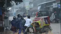 Banjir mulai menggenangi ratusan rumah warga yang berada di Kecamatan Lemahabang, Kanci, Pengenan, Gebang, Waled, Losari, hingga Kecamatan Pabedilan. (Liputan6.com/Panji Prayitno)