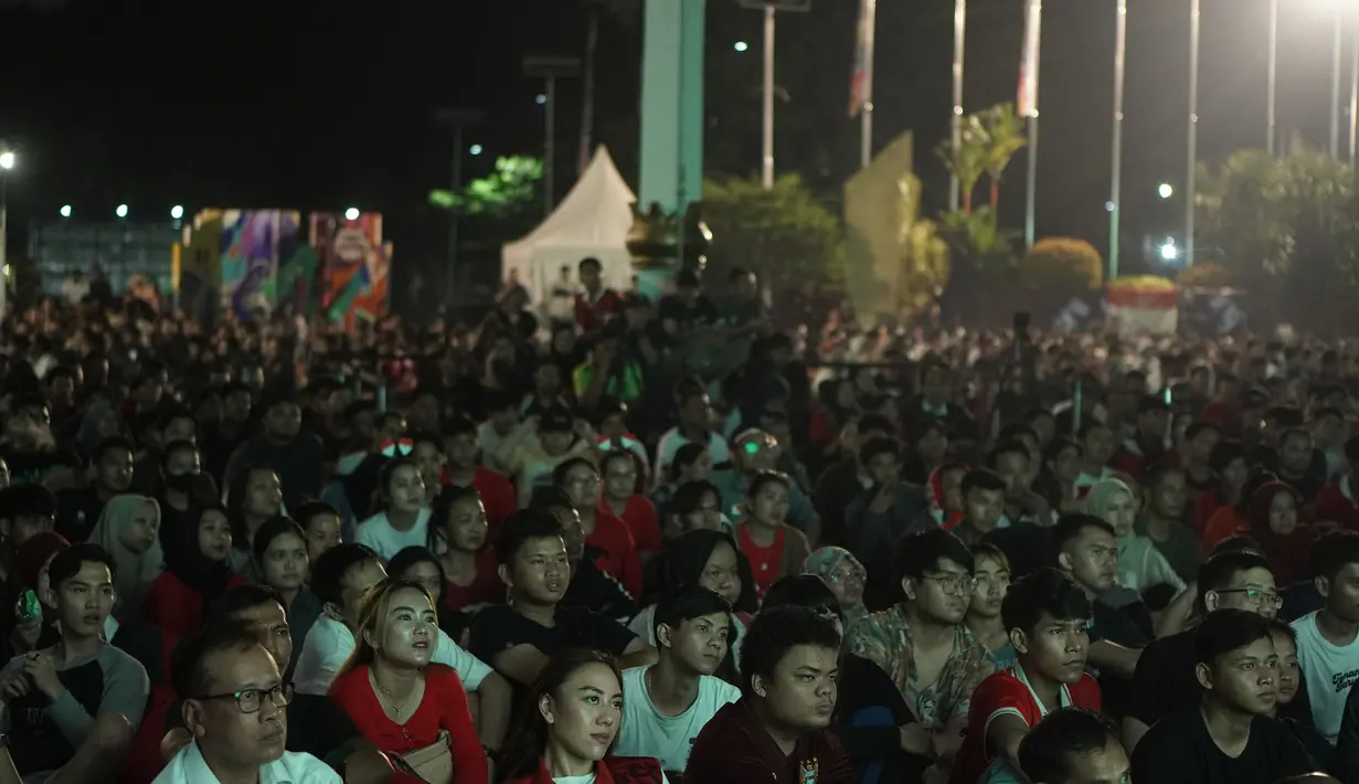 Wajah tegang para suporter Indonesia saat acara nonton bareng laga perebutan tempat ketiga Piala Asia U-23 2024 antara Timnas Indonesia U-23 menghadapi Irak di Plaza Kemenpora, Senayan, Jakarta Pusat, Kamis (2/5/2024) malam WIB. (Bola.com/Afi)
