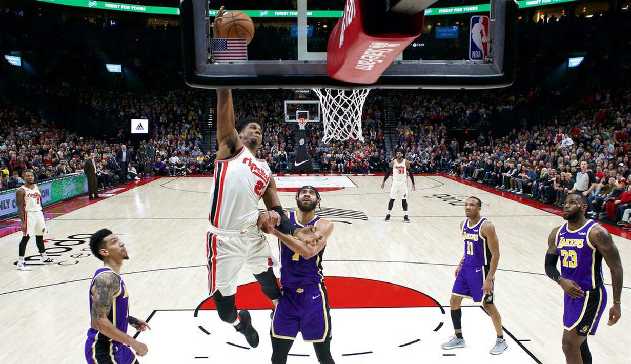 Pebasket Portland Trail Blazers, Hassan Whiteside, berusaha memasukkan bola saat melawan Los Angeles Lakers di Moda Center, Sabtu 928/12). LA Lakers menang 128-120 atas Portland Trail Blazers. (AP/Craig Mitchelldyer)