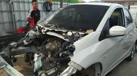 Pemilik kendaraan yang mengalami kerusakan akibat terjangan tsunami Selat Sunda, mulai melakukan perbaikan. (Liputan6.com/Yandhi Deslatama)