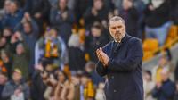Pelatih Tottenham Hotspur, Ange Postecoglou, memberikan aplaus setelah laga melawan Wolverhampton Wanderers pada matchday ke-12 Liga Inggris 2023-2024 di Stadion Molineux, Sabtu (11/11/2023). Meskipun ada perasaan kecewa, manajer Tottenham Hotspur itu tetap optimis melihat masa depan dan potensi timnya untuk tampil lebih baik di pertandingan mendatang. (AFP/Darren Staples)