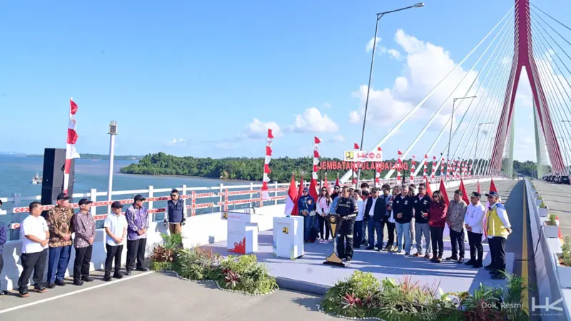 Presiden Jokowi meresmikan Jembatan Pulau Balang yang menghubungkan Kota Balikpapan dengan Kabupaten Penajam Paser Utara yang nantinya menjadi lokasi IKN