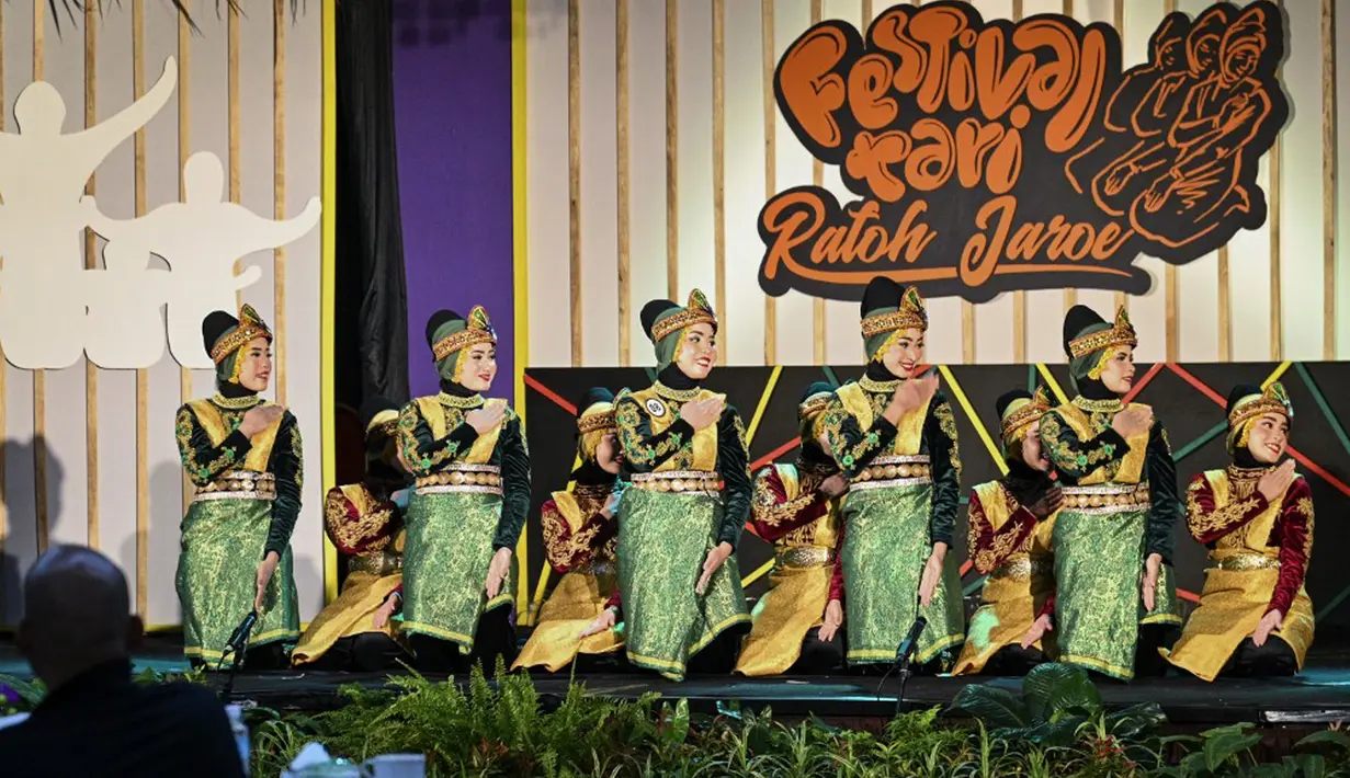 Para penari tampil dalam Festival Tari Ratoh Jaroe di Banda Aceh, Aceh, Rabu (8/9/2021). Festival Tari Ratoh Jaroe ini dapat disaksikan oleh penonton secara online. (CHAIDEER MAHYUDDIN/AFP)
