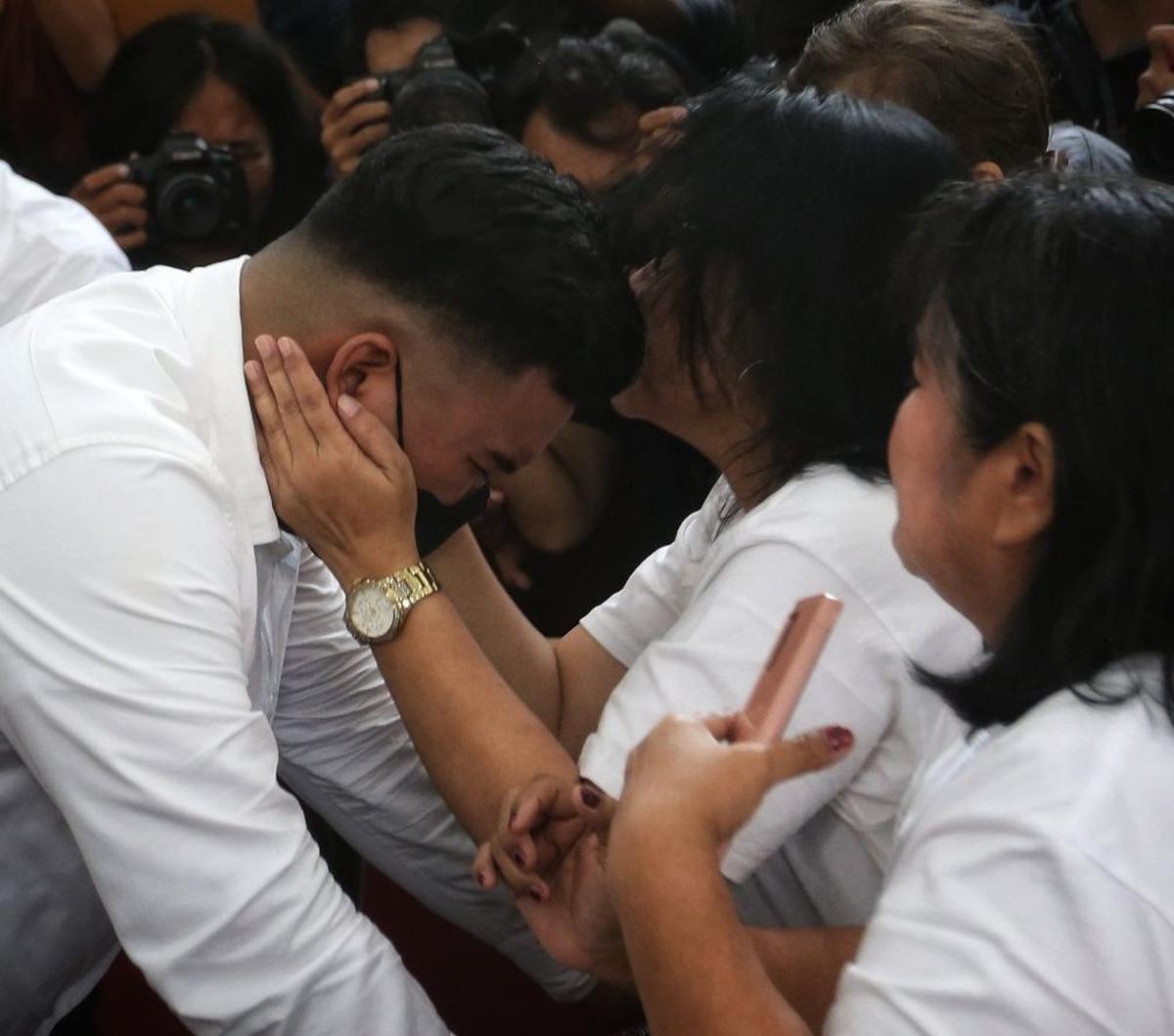 Vonis yang dijatuhkan majelis hakim itu membuat Shane  Lukas tak kuasa menahan tangis di hadapan orang tuanya yang hadir dalam sidang.<br>