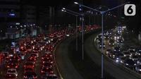 Sejumlah kendaraan melintas di Jalan Jenderal Sudirman, Jakarta, Kamis (31/3/2022). Jalan Jenderal Sudirman terpantau mulai padat saat jam pulang kantor pada PPKM Level 2. (Liputan6.com/Herman Zakharia)