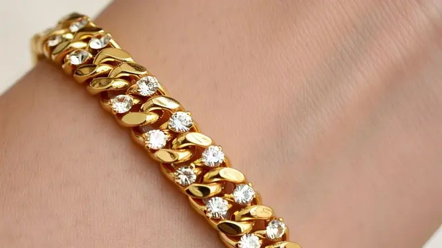 Model Gelang Emas Rantai dengan Batu Permata Anyaman/via Meta AI