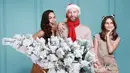 Melaney Ricardo dan Tyson kompak dengan anak-anak kenakan outfit outdoor bernuansa Natal. Berfoto bersama pohon Natal tanpa hiasan, Tyson dan putranya kenakan topi santa sebagai aksesori [@melaney_ricardo]