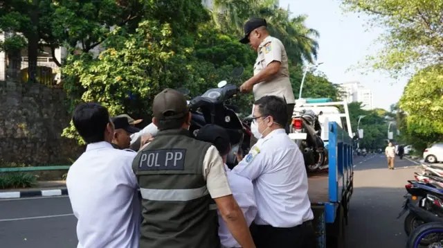 ASN Jakarta Bandel Bawa Kendaraan Pribadi Diderek