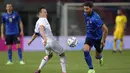 Pemain Italia, Manuel Locatelli, berusaha melewati pemain Republik Ceko, Vladimir Darida, pada laga uji coba di Stadion di Reanto Dall'Ara, Sabtu (5/6/2021). Italia menang dengan skor 4-0. (AP/Antonio Calanni)