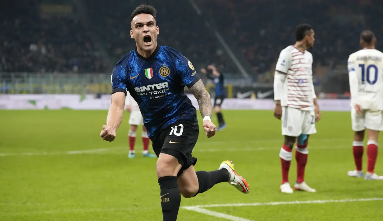 Inter Milan berhasil unggul 1-0 pada menit ke-29. Sundulan Lautaro Martinez memanfaatkan umpan tendangan sudut Hakan Calhanoglu tidak mampu dibendung kiper Cagliari, Alessio Cragno. (AP/Luca Bruno)