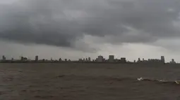 Suasana pantai ketika awan gelap menyelimuti langit Mumbai, India (12/6/2019). Sebanyak hampir 300 ribu warga negara bagian Gujarat, India, akan dievakuasi menyusul adanya badai siklon Vayu yang akan menerjang daratan selama dua hari. (AFP Photo/Punit Paranjpe)