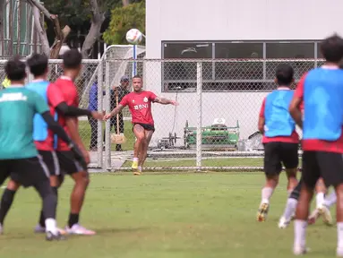 Pemain Bhayangkara FC, Radja Nainggolan, melepaskan tendangan sudut saat sesi latihan di Lapangan B Senayan, Jakarta, Jumat (12/1/2023). The Guardian menggaet pemain top dunia ini untuk menambah amunisinya dalam mengarungi BRI Liga 1. (Bola.com/M Iqbal Ichsan)