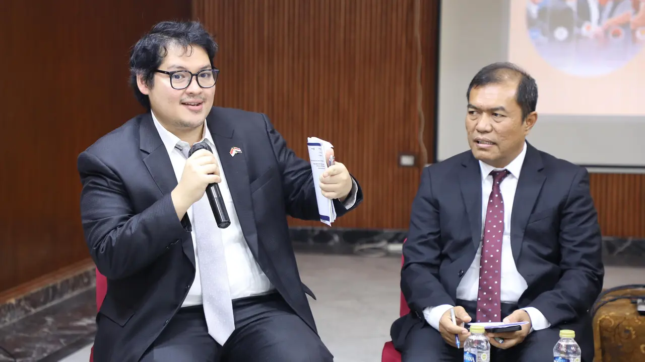 Wakil Ketua Badan Kerja Sama Antar-Parlemen (BKSAP) sekaligus Anggota Komisi IX DPR RI, Ravindra Airlangga usai mendengar langsung keluhan mahasiswa Indonesia yang melanjutkan studi di Universitas Al Azhar, Mesir.