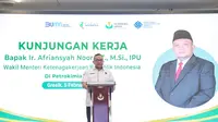 Wamenaker mengunjungi dan memberikan arahan kepada pekerja PT Petrokimia di Gresik, Jawa Timur, Senin (5/2/2023).