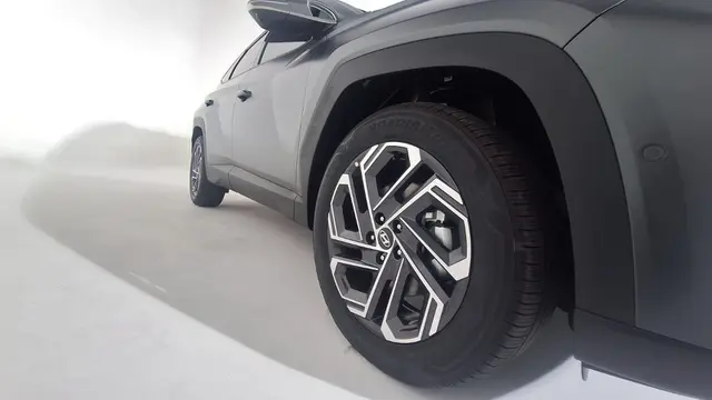 Bodinya yang kokoh dengan gaya compact, dipadukan alloy wheels berukuran 18 inci atau 19 inci dengan desain velg untuk mempertegas profil sporty (Arief A/Liputan6.com)