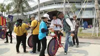 Penonton balapan Formula E 2023 Jakarta berkesempatan menjajal Bike to Juice untuk mendapatkan jus buah secara gratis di area Fan Village Jakarta International e-Prix Circuit. (Bola.com/Pradipta Rama)