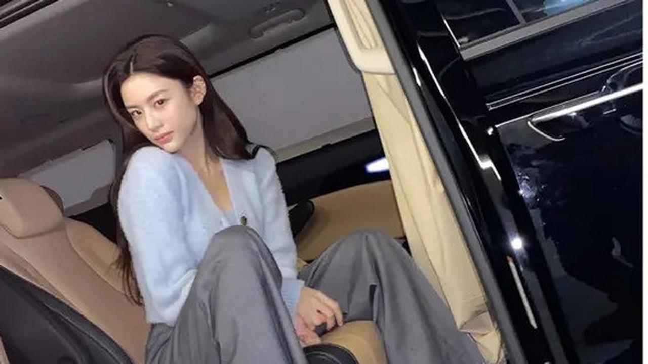 6 Potret OOTD Nongkrong Ala Go Yoon Jung Pemeran Resident Playbook, Bisa Jadi Inspirasi Outfit Kece Sehari-hari