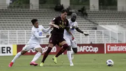 Striker PSM Makassar, Giancarlo Rodrigues, berusaha melewati pemain Shan United pada laga Piala AFC 2020 di Stadion Madya, Senayan, Jakarta, Rabu (26/2). PSM menang 3-1 atas Shan United. (Bola.com/Yoppy Renato)