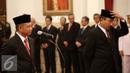 Irjen Tito Karnavian (kiri) saat mengikuti pelantikan di Istana Negara, Jakarta, Rabu (16/3). Tito Karnavian dilantik menjadi Kepala BNPT dari jabatan sebelumnya Kapolda Metro Jaya. (Liputan6.com/Faizal Fanani)