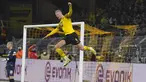 Penyerang Borussia Dortmund Erling Haaland merayakan gol keduanya yang dicetak ke gawang Greuther Fuerth pada laga pekan ke-16 Bundesliga di Signal Iduna Park, Kamis (16/12/2021) dini hari WIB. Borussia Dortmund mampu meraih kemenangan 3-0 atas Greuther Fuerth. (AP Photo/Martin Meissner)