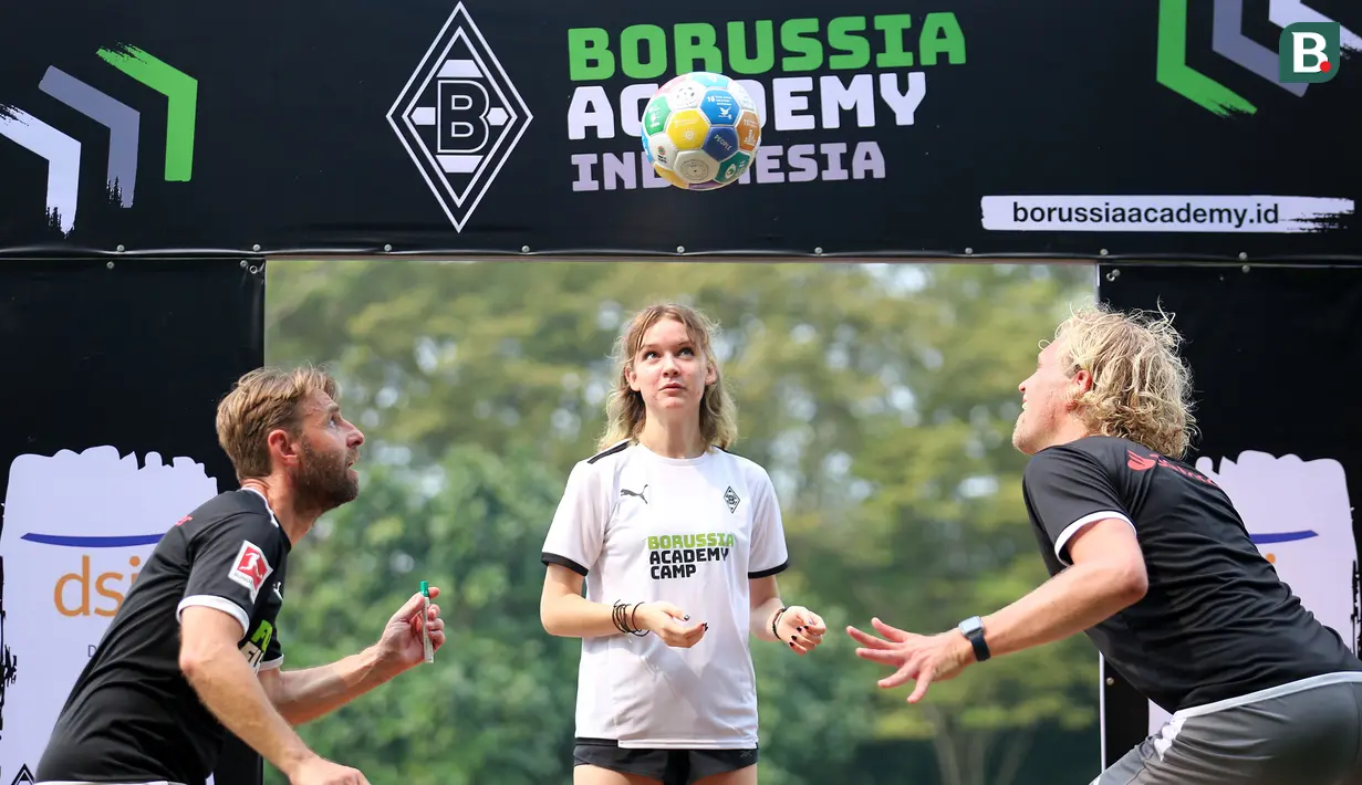 <p>Pelatih Borussia Academy Indonesia menyundul bola sebagai bentuk Launching Borussia Academy di Deutsche Schule Jakarta, BSD, Tangerang, Sabtu (03/06/2023). (Bola.com/Bagaskara Lazuardi)</p>