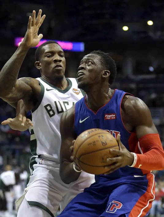 Pemain Detroit Pistons, Reggie Jackson mencoba melakukan tembakan saat diadang pemain Bucks, Eric Bledsoe pada laga NBA basketball game di Bradley Center, Milwaukee, (15/11/2017). Bucks menang 99-95. (AP/Aaron Gash)
