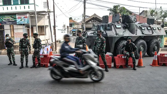 FOTO: Penyekatan PPKM Darurat, Kendaraan Taktis TNI-Polri Tutup Jalan Kalimalang