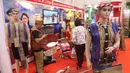 Pakaian tradisional dipamerkan dalam Apkasi Otonomi Expo (AOE) di JCC Jakarta, Rabu (3/7/2019). AOE 2019 menjadi upaya mempromosikan potensi ekonomi berbagai kabupaten di Indonesia. (Liputan6.com/Angga Yuniar)