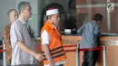 Gubernur Aceh Irwandi Yusuf memakai rompi tahanan berada di dalam gedung KPK, Jakarta, Rabu (25/7). Irwandi Yusuf diperiksa sebagai tersangka terkait dugaan menerima suap dana Otonomi Khusus (Otsus) Provinsi Aceh tahun 2018. (Merdeka.com/Dwi Narwoko)