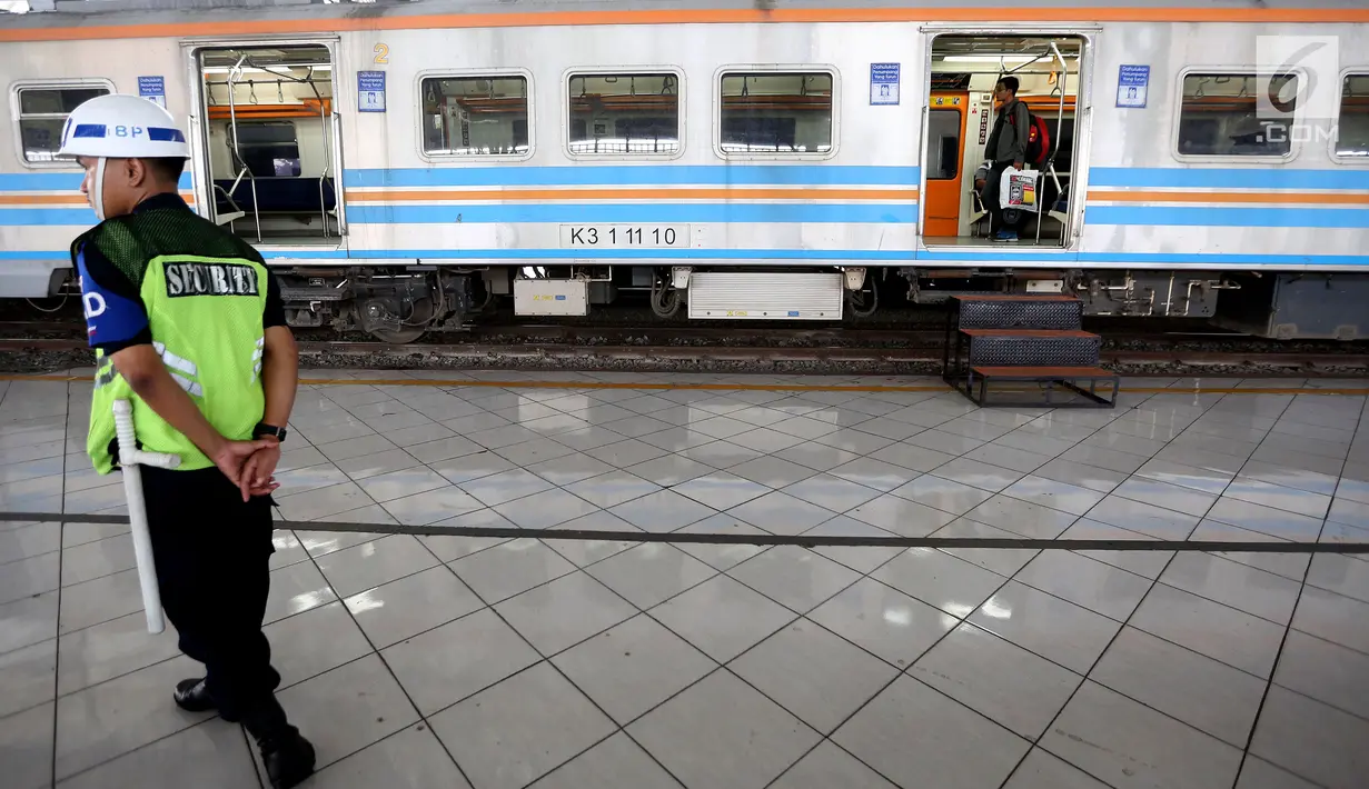 Petugas berjaga di Stasiun Tanjung Priok, Jakarta, Kamis (17/8). Pada hari ini PT KCJ memberikan gratis tiket Kartu Multi Trip (KMT) KRL Commuter Line Jabotabek untuk memperingati HUT Kemerdekaan RI Ke 72. (Liputan6.com/Johan Tallo)