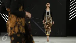 Kebaya dengan sentuhan modern karya Era Soekamto dipamerkan dalam pagelaran The Iconic Women Senayan City Fashion Nation ke-11, Jakarta, Rabu (12/4). (Liputan6.com/Herman Zakharia)