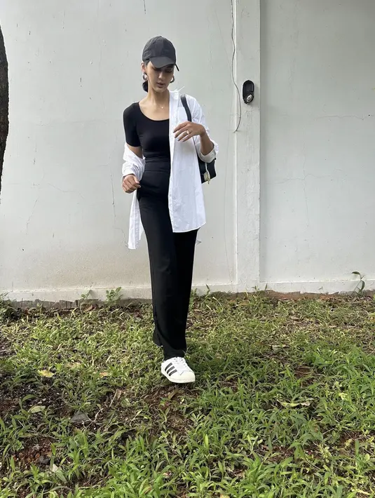 Dalam balutan gaya spoty chic, Paula tampak begitu sederhana namun stylish. Ia menambhakan aksentuasi topi untuk sempurnakan gayanya. [Foto: Instagram/ Paula Verhoeven]