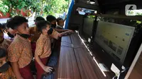 Siswa SDN Kemirimuka 2 Depok menggunakan internet sehat pada Operator Mobile Community Acces Point (M-CAP) di  Depok, Jawa Barat, Kamis (28/7/2022). Sosialisasi yang dilakukan Dinas Komunikasi dan Informatika (Diskominfo) itu dalam rangka pengenalan perangkat komputer, pemakaian program aplikasi microsoft word dan mencari Informasi menggunakan internet sehat untuk belajar. (merdeka.com/Arie Basuki)