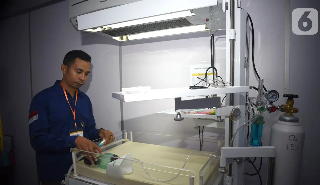 Relawan doctorSHARE saat menjelaskan fasilitas layanan medis dan pendukung di Rumah Sakit Apung (RSA) Nusa Waluya II saat bersandar di Baywalk Mall Pluit, Jakarta, Selasa (10/12/2019). RSA menyediakan fasilitas mulai dari Poli Umum, IGD hingga kamar operasi. (Liputan6.com/HO/Riki)