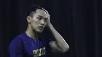 Tunggal putra Indonesia, Jonatan Christie, tampak lelah saat latihan di Pelatnas PBSI Cipayung, Jakarta, Selasa (9/7). Latihan ini persiapan jelang Indonesia Open 2019. (Bola.com/Vitalis Yogi Trisna)