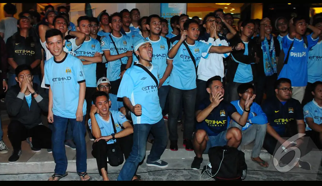 Pendukung The Citizens berteriak saat tim kesayangan mereka kebobolan terlebih dahulu, Kemang, Minggu (10/8/2014) (Liputan6.com/Andrian M Tunay)