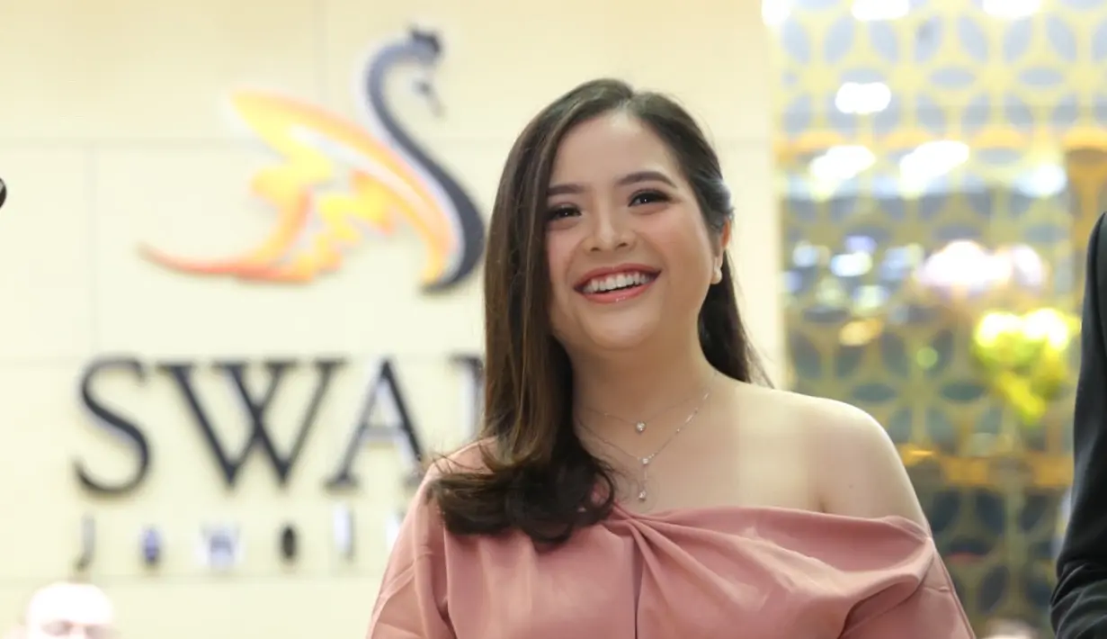 Tasya Kamila meluncurkan koleksi perhiasan 'Dear Love Collection' di Pondok Indah Mall, Jakarta Selatan, Senin (3/2/2020). (Daniel Kampua/Fimela.com)