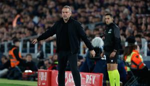Pelatih Barcelona, Hansi Flick, memberi instruksi saat menghadapi Atletico Madrid pada leg kedua semifinal Copa del Rey di Camp Nou, Spanyol, Rabu (4/3/2026) dini hari WIB. (AP Photo/Joan Monfort)