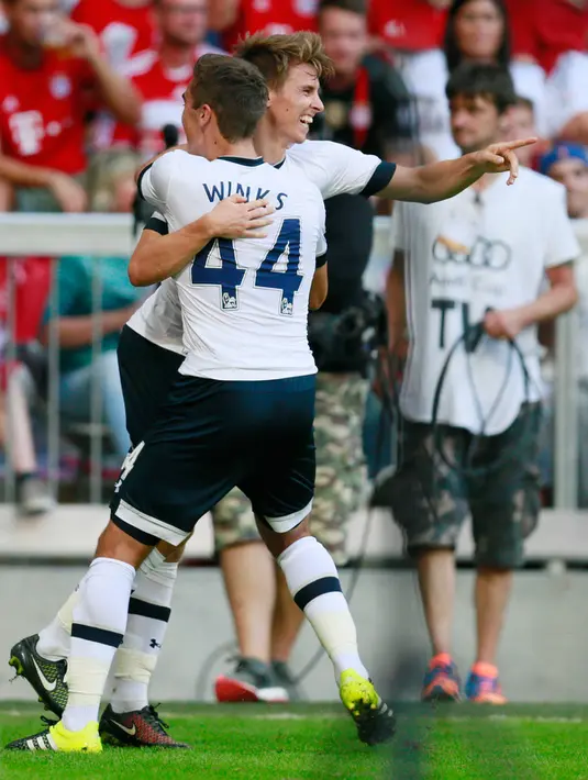 Thomas Carroll melakukan selebrasi bersama rekannya usai mencetak gol ke gawang AC Milan di Audi Cup 2015 di Allianz Arena, Munich, Jerman (6/8/2015). Tottenham sukses merebut juara tiga usai mengalahkan AC Milan dengan skor 2-0. (Reuters/Jason Cairnduff)