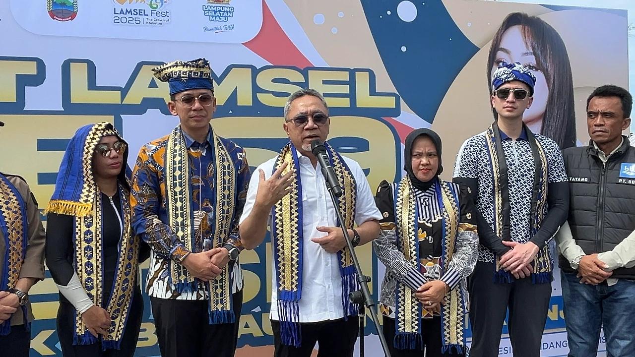 Zita Anjani Seberangi Selat Sunda Pakai Jetski, Zulhas: Saya Deg-degan