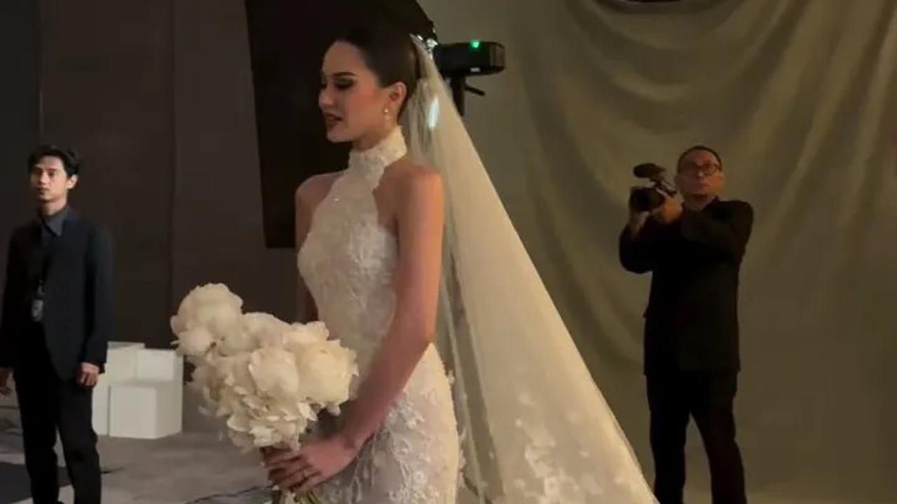 9 Potret Detail Dress Alyssa Daguise di Intimate Dinner Pernikahan dengan Al Ghazali