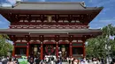 Orang-orang mengunjungi kuil Sensoji (tengah) di distrik Asakusa Tokyo (22/9/2020). Kuil Sensoji dibangun oleh kepala desa Asukusa untuk menghormati patung Dewi Kannon (Bodhisattva Kannon), yang ditemukan dua orang biksu Asuka saat memancing. (AFP/Charly Triballeau)